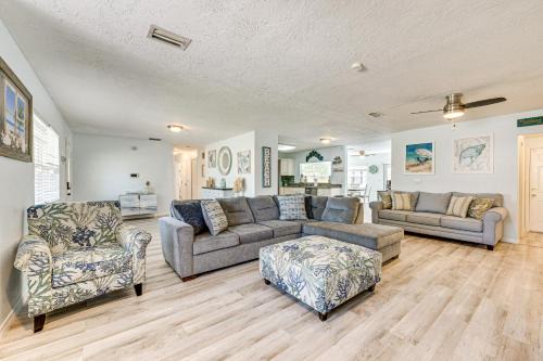 Ruskin Casa | Less Than 2 Mi to Beach and Marina Bright Ruskin Retreat!