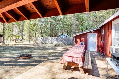 Trinity Center Casa | Less Than 2 Mi to Trinity Lake NorCal Getaway with BBQ