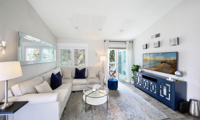 Dana Point Condominio | Less than 5 min stroll across to the ocean! Top-Level Unit. Quiet Location.