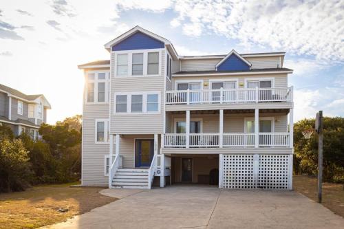 Whalehead Beach Casa | Less than 5min Walk to Beach with Pool Fire Pit