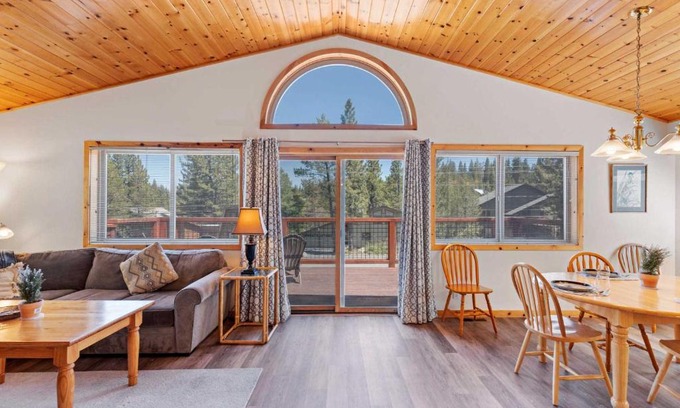 Truckee Casa | Less Than 8 Mi to Donner Lake Home with Deck and Balcony!