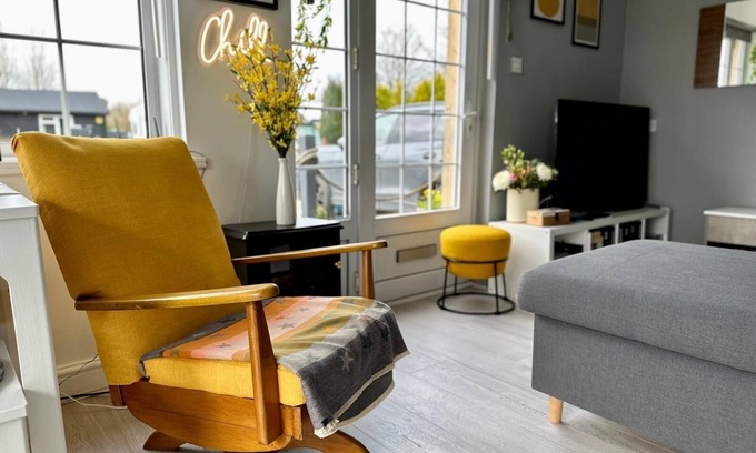 Grimsby Chalet De Esquí | Less than a minute from the beach. Sleeps 5, dog friendly. Kick back and relax.