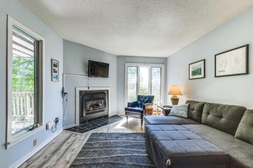 Warren Apartamento | Less Than half Mi to Sugarbush Resort Condo with Deck!