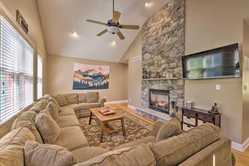 Lake Harmony Casa | Less Than Half-Mi to Skiing Lake Harmony Home with Hot Tub