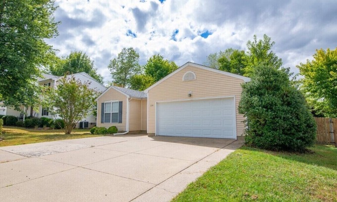 Elizabethtown Casa | Less than mile to sports park, private house and yard.