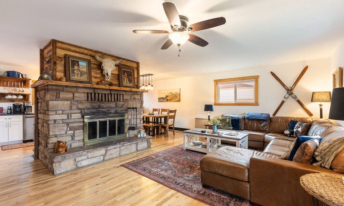 Stevensville Cabaña | Lester’s Cottage - Riverfront Retreat