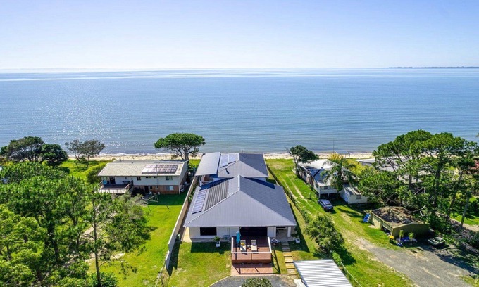 Beachmere Casa | LET IT BE - Luxury Beachside Retreat