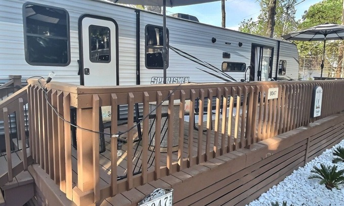 Myrtle Beach Alquiler De RV | Let's Go Glamping! Site 8047 - Ocean Lakes 2BR/1BA Camper with large deck