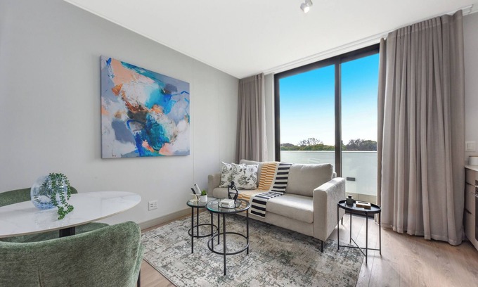 Greater Johannesburg Metropolitan Area Apartamento | Let the Light In | Hotel-Styled Calm in Rosebank