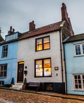 Staithes Casa | LetAway - Captain Cook's Cottage, Staithes