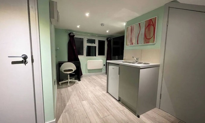Pinkwell Apartamento | Letzi private en-suite, Near Heathrow Airport T3