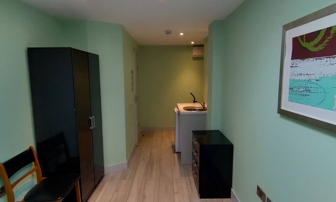 Pinkwell Casa | Letzi private en-suite, Near Heathrow Airport T3