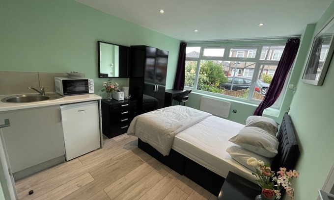 Pinkwell Apartamento | Letzi private en-suite, Near Heathrow Airport T3