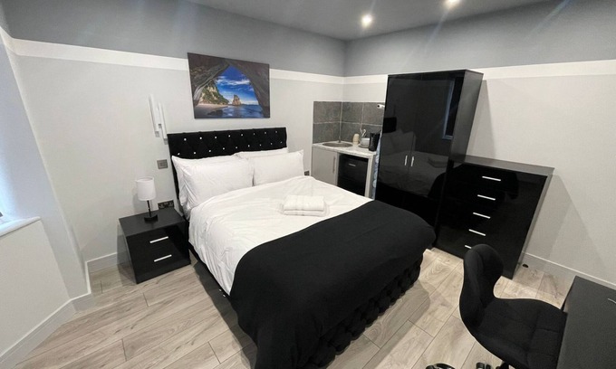Pinkwell Casa | Letzi private en-suite, Near Heathrow Airport T3