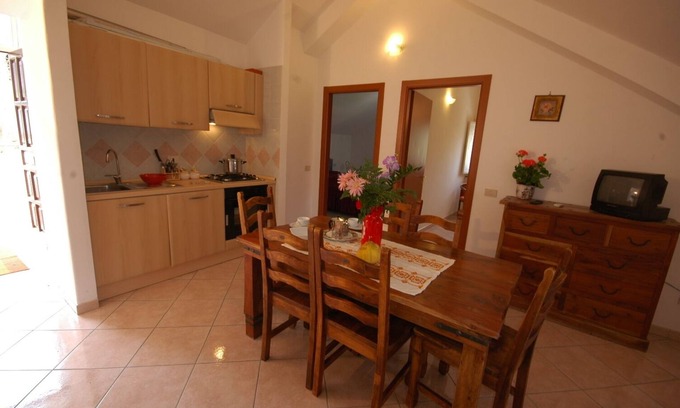 Tramonti Casa | Levante A1, apartamento de 2 dormitorios con acceso al jardín y a la piscina.