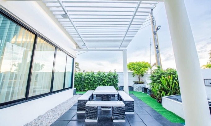 Bang Sare Villa | Level Flow pool villa Pattaya