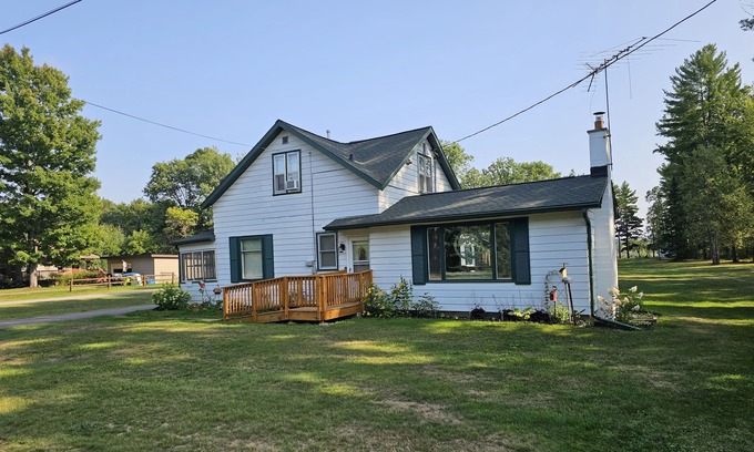Tomahawk Cabaña | Level Frontage Pet Friendly Home with Fireplace