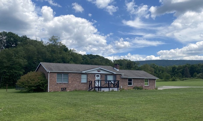 Champion Casa | Level Laurel highlands house on 5 acres!