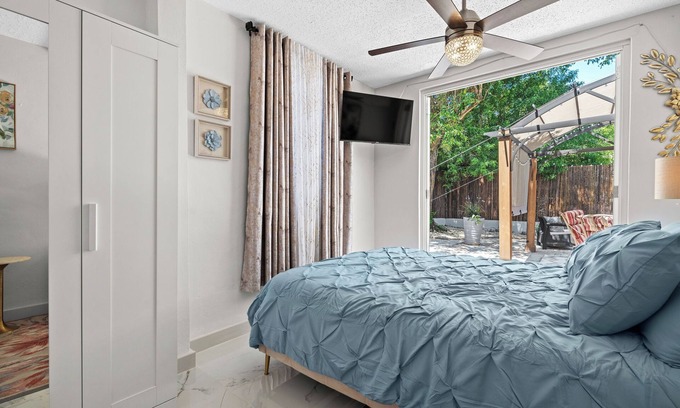 Levittown Casa | Levittown Gold: Spacious 4-Bedroom Guesthouse Building in SunnyToa Baja