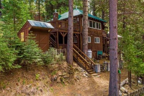 Sugar Pine Casa | Lewis Creek cabin near Yosemite king beds
