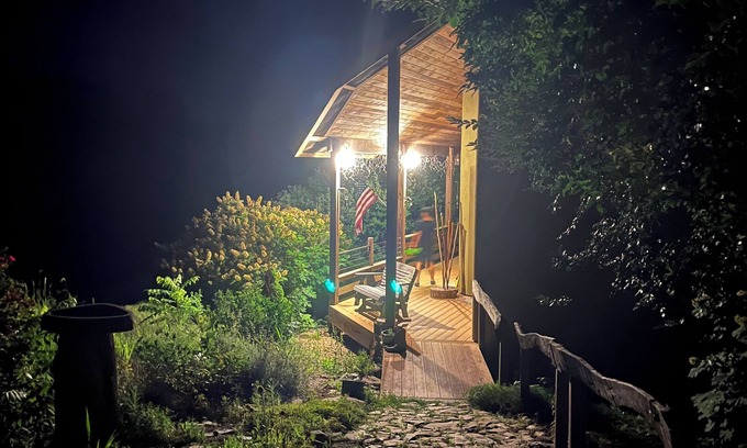 Lexington Casa | Lexington VA, VMI, Washington & Lee. 3 full baths, sleeps 10. On Maury River.