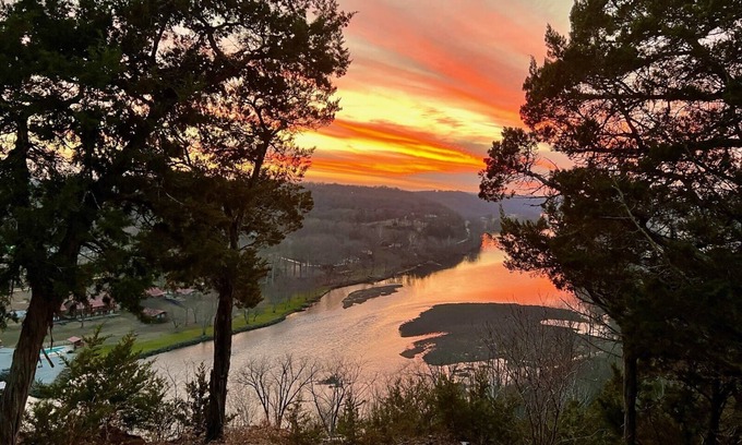 Gassville Casa | LG's over the White River- Spacious house with beautiful river & mountain views!