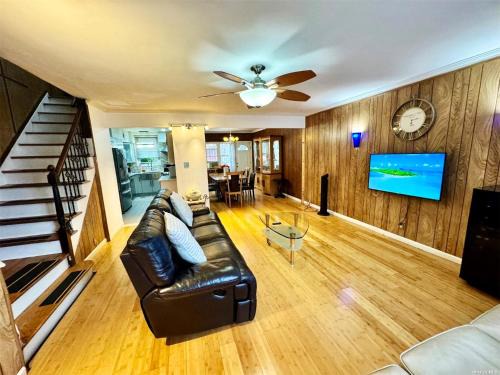 Queens Casa | LGA airport 3 mins, 3 BR Duplex House, Parking and private backyard, 9mins subway!