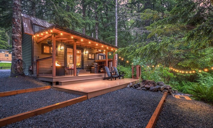Paradise Estates Cabina | Li'l Finch Mt. Rainier tiny cabin with covered Hot tub and steam sauna