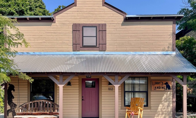 Winthrop Casa | Libby's Landing-Riverfront, Dog Friendly in Downtown Winthrop!