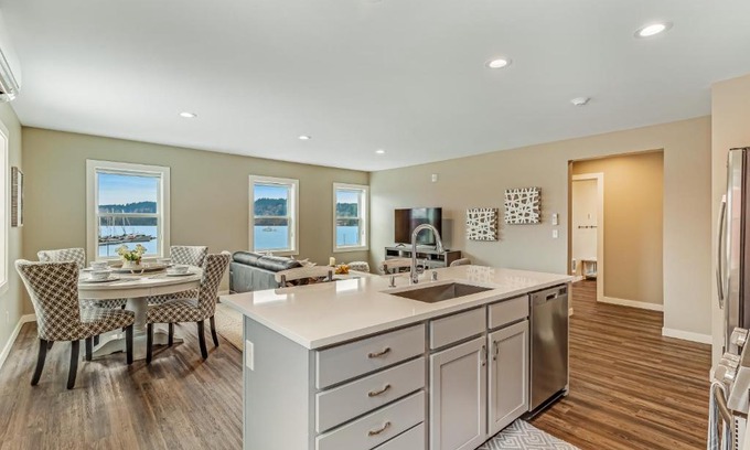 Poulsbo Hotel | Liberty Bay Loft & Front Street Suite