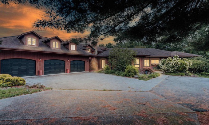 New Plymouth Casa | Liberty Lodge Pool & Hot Tub Game Room BBQ