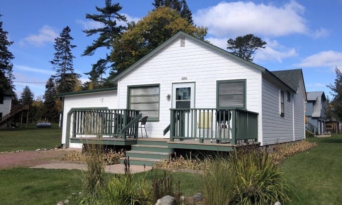 La Pointe Casa | Cabaña privada ubicada en la ciudad de Madeline Island ¡Fácil paseo a tiendas y restaurantes!