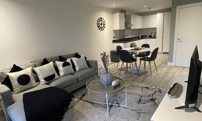 Lichfield Apartamento | Lichfield City Centre Modern Vibrant Apartment - The Old Picture House