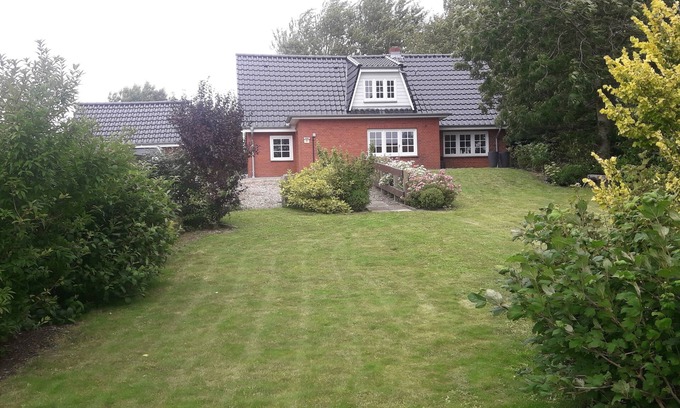 Dagebuell Casa | Liebevoll Saniertes Ferienhaus in Ruhiger Warftlage in Dagebüll-kirche