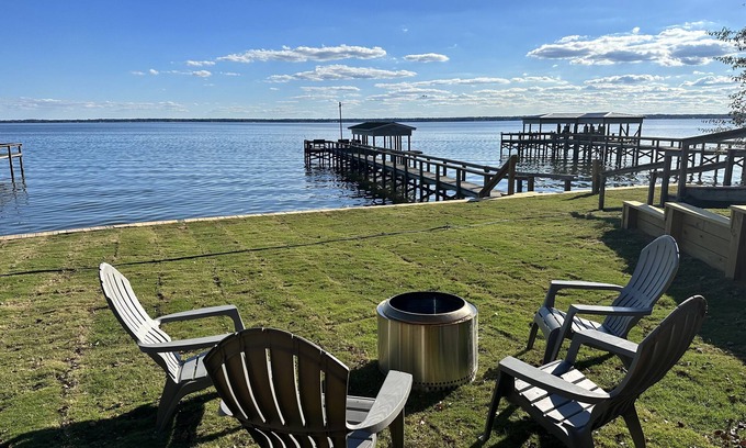 Summerton Casa | Life is better at the Lake Lakefront home that sleeps 13!