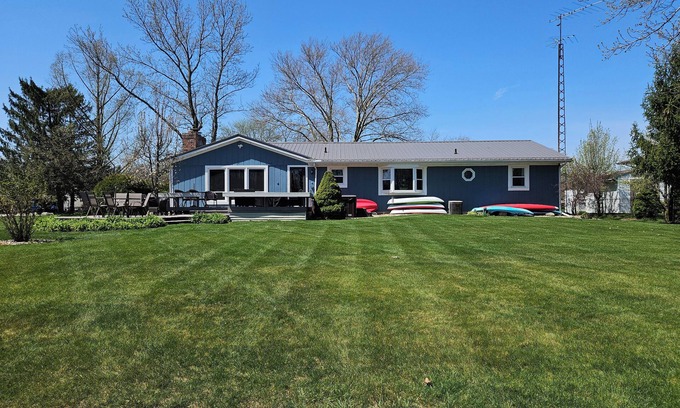 Edwardsburg Casa | Life is Better on the Lake! 3 Bedroom Lake house with Dock for boat and Kayaks
