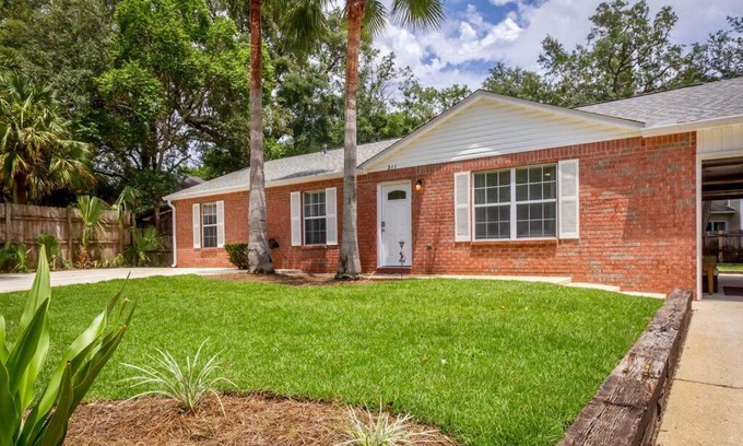 Pensacola Casa | Life's a Breeze - Updated 3BR 5min to Pcola Beach