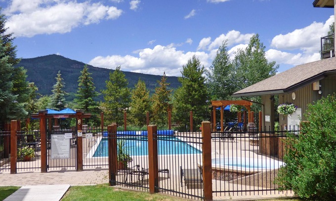Steamboat Springs Apartamento | Lift Tickets Ground Floor Pool, Hot Tubs, Near Mtn, Fireplace Shuttle
