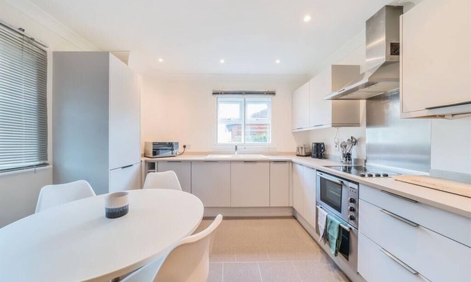 Norwood Green Apartamento | Light 2 bed 2 bath, modern, ground floor apartment located in Olde Hanwell