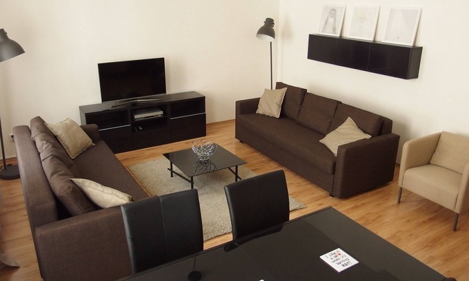 Zizkov Apartamento | Piso amplio y luminoso cerca del centro de la ciudad / Apartamento luminoso en el centro de Praga