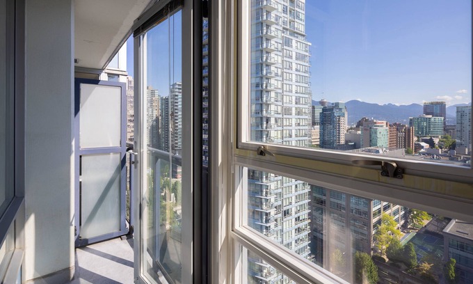 Southeast False Creek Apartamento | Light and Bright Yaletown with Pool