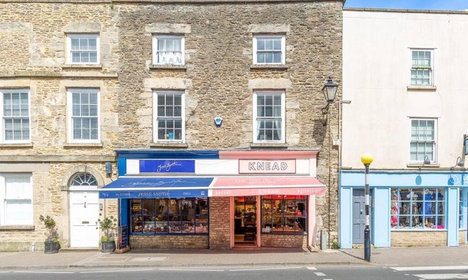 Tetbury Apartamento | Light and Central Apartment above Knead Bakery