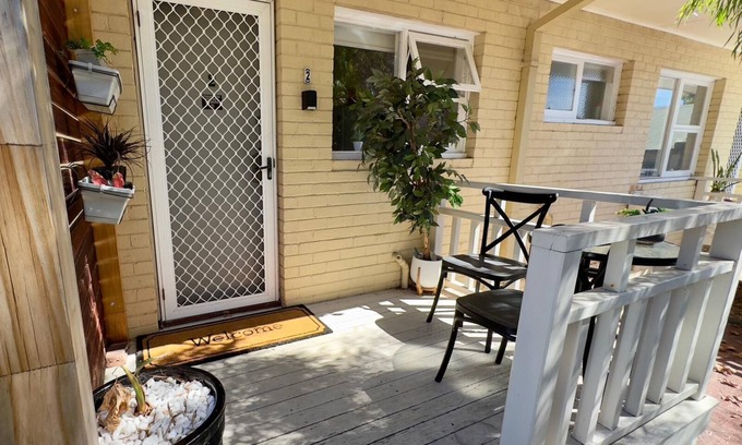Mira Mar Apartamento | Light & bright 2 bedroom, 1 bathroom self contained apartment has all you need