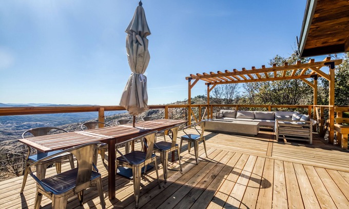 Idyllwild Casa | Cabina luminosa y luminosa con gran terraza, jacuzzi privado y hermosas vistas.
