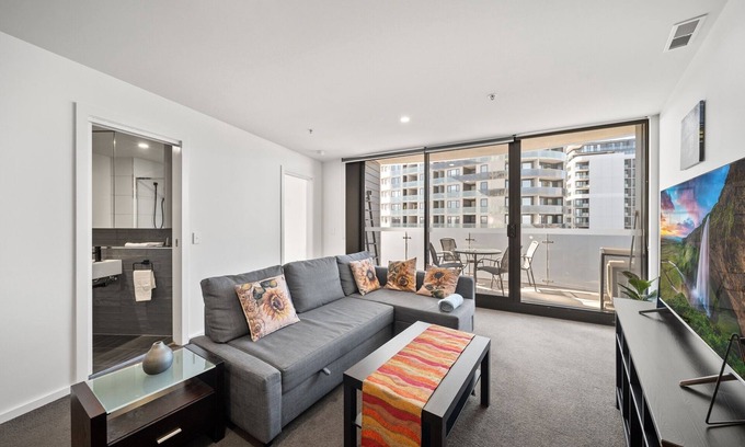 Gungahlin Apartamento | Light-Filled 1-Bed Apartment with Pool & Gym