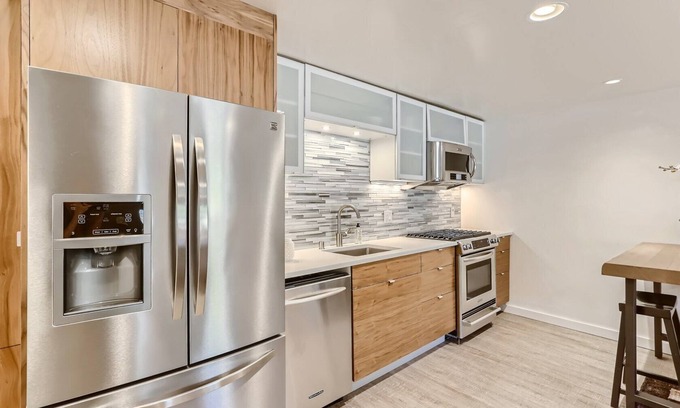 South Capitol Casa | Light Filled 1 BR+1 - Modern Guesthouse. Walk to Historic Plaza!