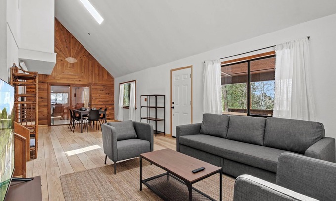 Highland Lakes Cabina | Light Filled Cabin Nestled in Rocky Mountains