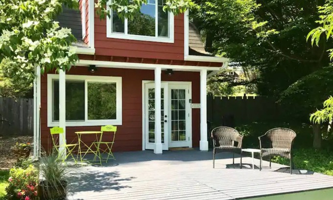 Vashon Island Casa | Light-filled cottage in garden oasis. ❤️ of island