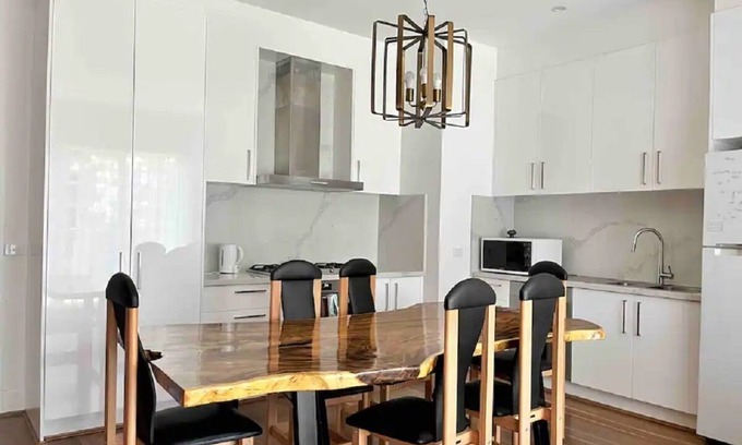 Fitzroy North Casa | Light Filled Inner City Home Convenient Parking