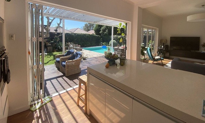 Botany Casa | Light filled large home. 8mins drive to popular Eastern Suburbs beach